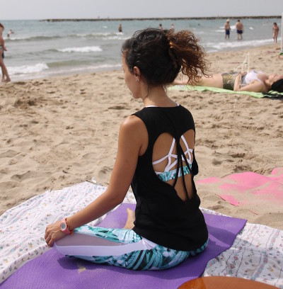 Laura meditando en la playa