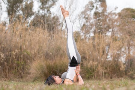 postura de la vela - vidalaurayoga