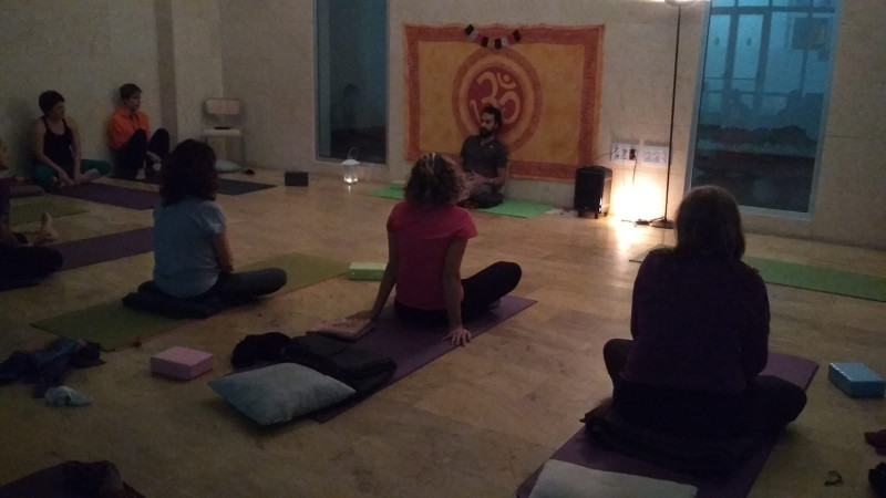 Yassin explicándonos sus vivencias