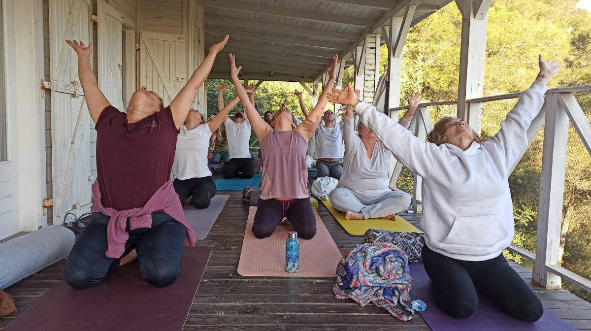 Grupo de personas practicando Yoga